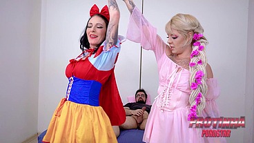 O lenhador viu duas princesas na estrada e cafetinou elas, mas sem antes arrombar a buceta e o cu das duas