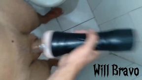 batendo uma punheta gostosa com masturbador e ainda dei uma mijada