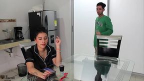 Mientras el cornudo de mi esposo no esta en casa su hijastro me folla el co&ntilde_o mejor que el. CUM-NALGAS PARTE 1
