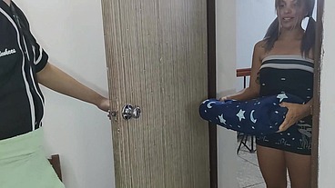 Chica De La Limpieza Le Doy Una Propina Por Servicio Completo Me La Follo y Como Grita Buena Corrida