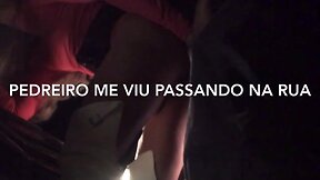 Dando pro pedreiro em cima do carro