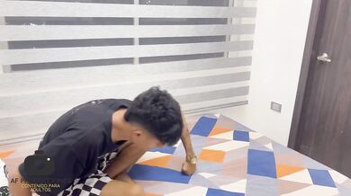 Me follo a mi hermanastra a cambio de usar mi tarjeta de credito