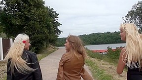 2 Lesbo fuck on the street