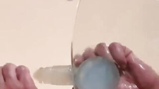 Zelfgemaakte video van een volwassen man die solo speelt: behaarde kerel die zijn eigen kont neukt met een grote dildo.