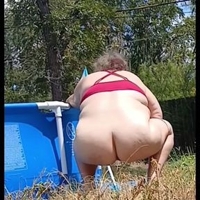 Watch P1SSQUEENSfat ass bend over doing yard work before she pisses in the backyard