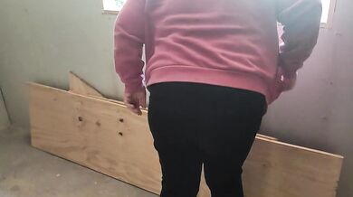 Gorda mamá muestra el culo