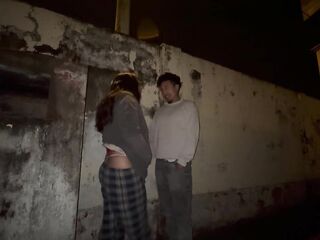 Vecina nalgona me invita a follar duro en el patio de su casa, sus padres casi nos descubren!!