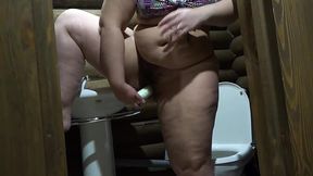 Mature bbw takes wild on the toilet and enjoys herself