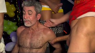 Gar&ccedil_om folgado leva vara de 3 caras no bar