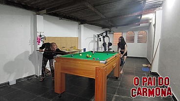 deixando a magrinha delicia peladinha no jogo