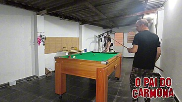 deixando a magrinha delicia peladinha no jogo