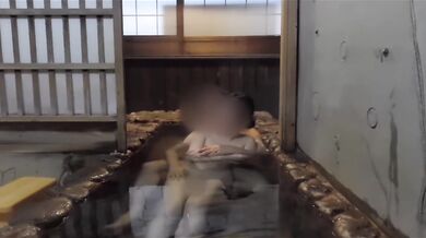 Lovey-dovey sex in the semi-open-air onsen with milky beauties