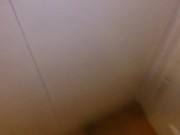 kleinT im Badezimmer