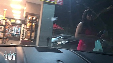 Aprontando na rua paramos num mercado 24h e as safadas ficaram peladinhas com um monte de gente passando
