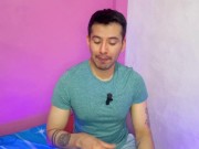 Futbolista hetero pone a que el joven mesero le haga sexo oral a su vergota en los baños publicos!