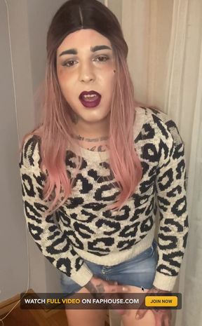 In a jacket with jaguar print and denim skirt, I particularly found myself sexy in this look, and did you like it?