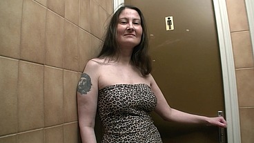Cougar blowjob in toilet