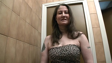 Cougar blowjob in toilet