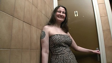 Cougar blowjob in toilet