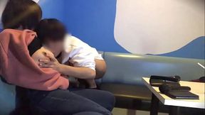 Tind◯rで出会った人妻とカラオケ行ってお互いにヤりたいフェロモンが沢山出ているのを察知してその場で我慢できずにフェラ・クンニ・バックで人妻とイキまくりました。