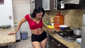 ella en la cocina y la sorprendo antes que llegue el cornudo. ella es muy sexy con su culo enorme que rebota en mi polla