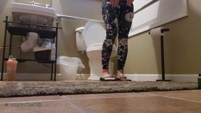 throwback toilet time with QueenGoddessKatie in tight yoga pants 4k