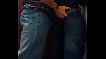 Compa&ntilde_ero de clases me seduce y me lo termiino follando a pelo y con ropa