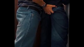 Compa&ntilde_ero de clases me seduce y me lo termiino follando a pelo y con ropa