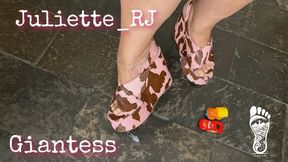 Juliette_RJ MILF Giant finding a small man and cars in her house? GIANTESS - FOOT FETISH - TINY PEOPLE - SMALL PEOPLE - GIANT POV - UPPER VIEW - HIGH HEELS WEDGES