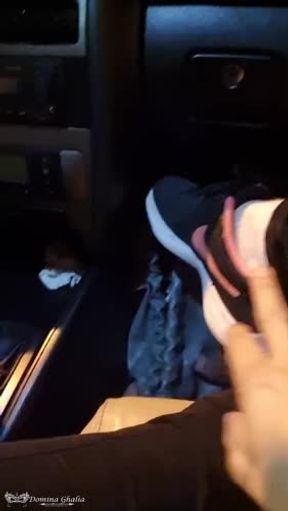 Fetichismo y footjob en calle