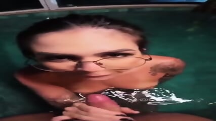 Fodendo o cuzinho da meia irm famosinha na piscina de madrugada