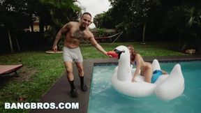 Hot - Charley Harts schöner großer ist im Bikini am Pool