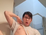 Esibizionista fa pipì e si prepara per sborrare