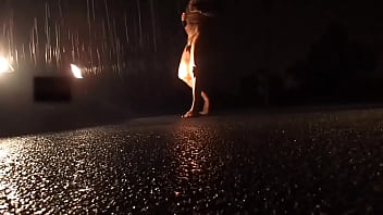 exhib devant voyeurs en voiture un soir de pluie