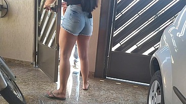 Vizinha gostosa provocou de shortinho e ele não resistiu