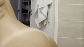 une video de mon corps nu sortant de la douche