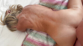 Le mec la baise à fond jusqu'à ce qu'elle jouisse fort par voie anale.