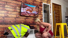 a tv da minha vizinha travou e ela me chamou para arrombar seu cuzinho