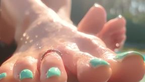 Hatsune Miku cosplayer teases you with her feet and flip-flops