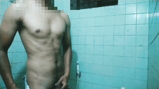 Beefy Torrid Guy wanking fur covered bone