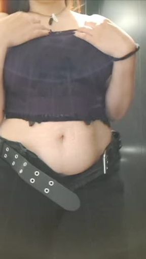 Mira como hago un pequeño striptease en los baños del trabajo jejejeje