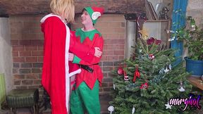 le pere-noel et le lutin demonte la mere-noel dans tout les sens d abord la...