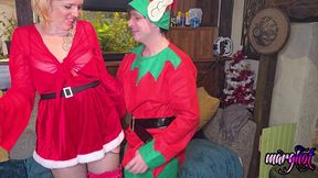 le pere-noel et le lutin demonte la mere-noel dans tout les sens d abord la...