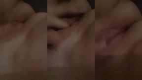 doux reveils mes.coquins, pour moi se sera jouissances avec mes deux doigts qui...
