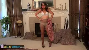 Sweet mature Lori sextoys and fingers