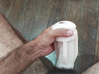 Gozando muito nos meus pés com uma buceta artificial de silicone
