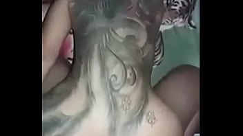 Morena tatuada dando gostoso d.