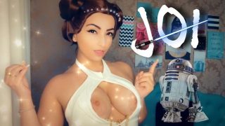 Een cosplayer van prinses Leia geeft je een handjob terwijl ze aan haar dildo's zuigt.