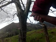 MASTURBÁNDO LA POLLA DE UN DESCONOCIDO EN EL MONTE
