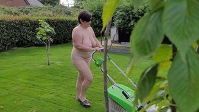 les voisins sont aux anges, je passe la tondeuse toute nue !